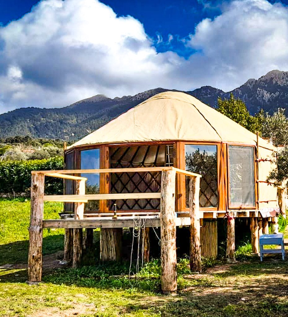 Yurta Yurt Workshop installata in un paesaggio mediterraneo